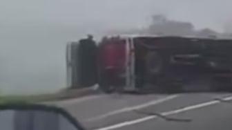 Braakk! Mobil Rombongan Pemudik Kecelakaan di Tol Pejagan, Korban Bergelimpangan di Jalan