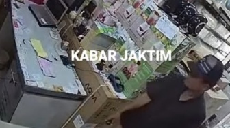Miris! Pria Ini Ajak Anak Kecil Mencuri Uang Rp 11 Juta di Toko Elektronik, Aksinya Viral