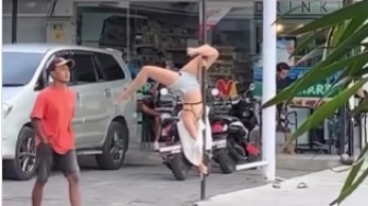 Niat Mau Curi Perhatian, Bule Dance Pole di Tiang Jalan Berujung Dicuekin