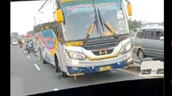Momen Mobil Pikap Adang Bus Sumber Selamat 'Ngeblong' Banjir Pujian: Cabut kunci, Tinggal Ngopi