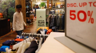 Pengunjung memilih baju lebaran di Eiger Flagship Store Radio Dalam, Jakarta, Kamis (4/4/2024). [Suara.com/Alfian Winanto]