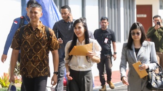 Artis Sandra Dewi (tengah) saat datang untuk menjalani pemeriksaan di Gedung Kejaksaan Agung RI, Jakarta, Kamis (4/4/2024). [Suara.com/Alfian Winanto]
