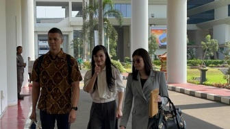 Acungkan Jempol Sebelum Diperiksa Kasus Korupsi Harvey Moeis, Sandra Dewi: Doain Ya