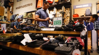 Pengunjung memilih baju lebaran di Eiger Flagship Store Radio Dalam, Jakarta, Kamis (4/4/2024). [Suara.com/Alfian Winanto]