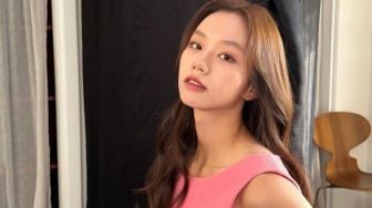4 OOTD Kasual ala Lee Hyeri, Cocok untuk Sehari-hari!