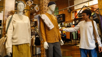 Pengunjung memilih baju lebaran di Eiger Flagship Store Radio Dalam, Jakarta, Kamis (4/4/2024). [Suara.com/Alfian Winanto]