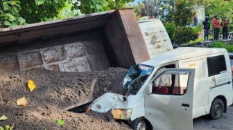Duh! Truk Pasir di Semarang Menimpa Kendaraan bermotor, Pengemudi Granmax Terjepit