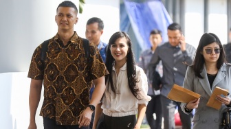 Artis Sandra Dewi (tengah) saat datang untuk menjalani pemeriksaan di Gedung Kejaksaan Agung RI, Jakarta, Kamis (4/4/2024). [Suara.com/Alfian Winanto]