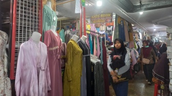 Warna Biru Muda Prabowo-Gibran Jadi Tren Baju Lebaran di Kota Semarang
