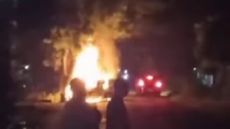 Viral! Minibus Hangus Terbakar di Jalan Samudera Padang
