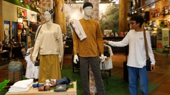 Pengunjung memilih baju lebaran di Eiger Flagship Store Radio Dalam, Jakarta, Kamis (4/4/2024). [Suara.com/Alfian Winanto]