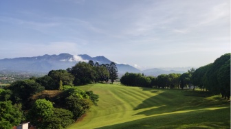 Keindahan Lapangan Golf Ngamplang di Kota Swiss Van Java