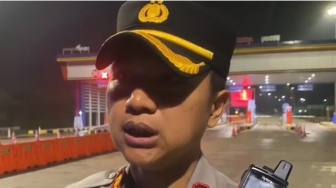 Truk Terguling Saat Hindari Longsor di Tol Bocimi