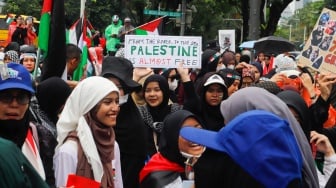 Massa saat menggelar aksi bela Palestina di depan Kedutaan Besar Amerika Serikat, Jakarta, Jumat (5/4//2024). Lo[Suara.com/Alfian Winanto]