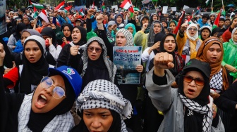 Massa saat menggelar aksi bela Palestina di depan Kedutaan Besar Amerika Serikat, Jakarta, Jumat (5/4//2024). [Suara.com/Alfian Winanto]