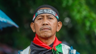 Seorang massa aksi memakai ikat kepala saat menggelar aksi bela Palestina di depan Kedutaan Besar Amerika Serikat, Jakarta, Jumat (5/4//2024). [Suara.com/Alfian Winanto]