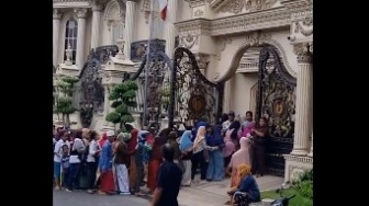 Viral! Warga Antre Takjil di Rumah Crazy Rich Sidoarjo, Isinya Istimewa