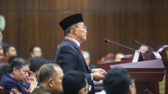 Menteri Koordinator Bidang Pembangunan Manusia dan Kebudayaan (Menko PMK) Muhadjir Effendy memberikan keterangan saat mengikuti Sidang PHPU di Mahkamah Konstitusi (MK), Jakarta, Jumat (5/4/2024). [Suara.com/Alfian Winanto]