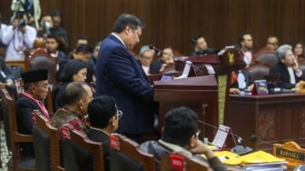 Menteri Koordinator bidang Perekonomian Airlangga Hartarto memberikan keterangan saat mengikuti Sidang PHPU di Mahkamah Konstitusi (MK), Jakarta, Jumat (5/4/2024). [Suara.com/Alfian Winanto]