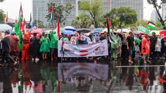 Massa saat menggelar aksi bela Palestina di depan Kedutaan Besar Amerika Serikat, Jakarta, Jumat (5/4//2024). [Suara.com/Alfian Winanto]