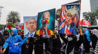 Massa membawa poster bergambar para Presiden Amerika saat menggelar aksi bela Palestina di depan Kedutaan Besar Amerika Serikat, Jakarta, Jumat (5/4//2024). [Suara.com/Alfian Winanto]