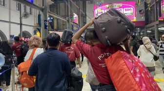 Keluh Kesah Porter Di Stasiun Pasar Senen: Penumpang Ramai, Tapi Seret Pendapatan