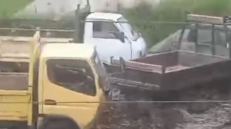 Banjir Lahar Dingin Gunung Marapi, Banyak Mobil Terjebak