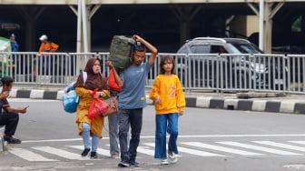 Calon Pemudik saat tiba di Terminal Kampung Rambutan, Jakarta, Sabtu (6/4/2024). [Suara.com/Alfian Winanto]