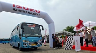 Isuzu Berangkatkan Keluarga Pengemudi Truk ke Kampung Halaman  Lewat Program Mudik Gratis