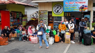 Calon Pemudik menunggu kedatangan bus di Terminal Kampung Rambutan, Jakarta, Sabtu (6/4/2024). [Suara.com/Alfian Winanto]