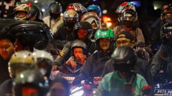 Sejumlah pemudik bersepeda motor melintas di Jalan Inspeksi Kalimalang, Jakarta, Sabtu (6/4/2024). [Suara.com/Alfian Winanto]