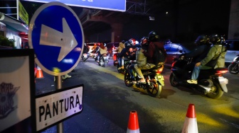 Sejumlah pemudik bersepeda motor melintas di Jalan Inspeksi Kalimalang, Jakarta, Sabtu (6/4/2024). [Suara.com/Alfian Winanto]