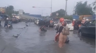 Viral Motor Pemudik Mogok Massal Akibat Terjang Banjir di Jalan Pantura Kaligawe Semarang