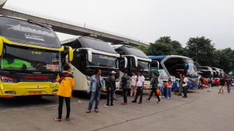 Suasana di Terminal Kampung Rambutan, Jakarta, Sabtu (6/4/2024). [Suara.com/Alfian Winanto]