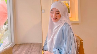 Asal Usul Baju Shimmer dari China? Ini Sejarah hingga Perpaduan Hijab yang Cocok