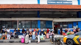 Calon Pemudik menunggu kedatangan bus di Terminal Kampung Rambutan, Jakarta, Sabtu (6/4/2024). [Suara.com/Alfian Winanto]