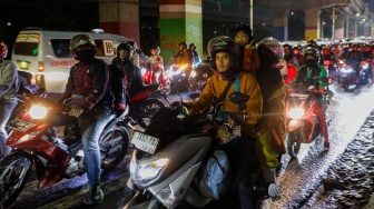 Sejumlah pemudik bersepeda motor melintas di Jalan Inspeksi Kalimalang, Jakarta, Sabtu (6/4/2024). [Suara.com/Alfian Winanto]