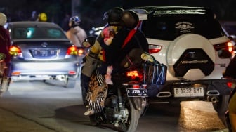 Sejumlah pemudik bersepeda motor melintas di Jalan Inspeksi Kalimalang, Jakarta, Sabtu (6/4/2024). [Suara.com/Alfian Winanto]