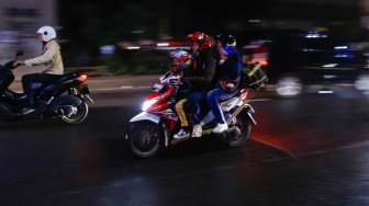 Sejumlah pemudik bersepeda motor melintas di Jalan Inspeksi Kalimalang, Jakarta, Sabtu (6/4/2024). [Suara.com/Alfian Winanto]