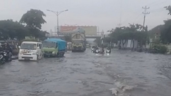 Jalan Pantura Kaligawe Kembali Dilanda Banjir di Momen Mudik, Netizen: Malu-maluin Kota Semarang!