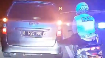 Otot Kaki Sekuat Baja, Polisi Stut Avanza padahal Cuma Naik Suzuki Hayate