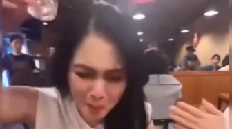 Viral Video Sandra Dewi Nenggak Soju, Publik: Foya-foya Hasil Ngebegal Duit Rakyat