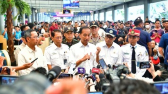 Tinjau Stasiun Pasar Senen Setelah Puncak Arus Mudik, Jokowi: Tak Ada yang Desak-desakkan