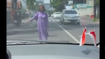 Meresahkan! Wanita ODGJ di Malang Hadang dan Gores Mobil di Tengah Jalan