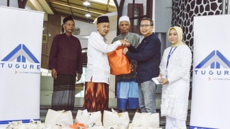 Tugu Reasuransi Indonesia Bagikan Ratusan Paket Sembako dan Donasi