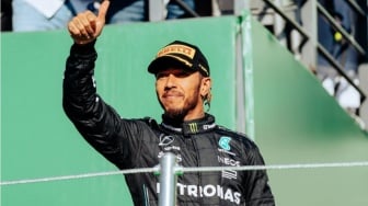 Lewis Hamilton Tutup Kuping soal Pro Kontra Dirinya Hijrah ke Ferrari