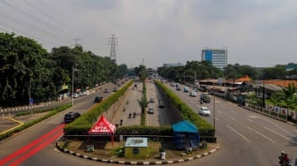 Suasana lalu lintas jalan protokol di kawasan Cawang, Jakarta, Senin (8/4/2024). [Suara.com/Alfian Winanto]