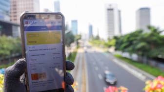 Suasana lalu lintas jalan protokol dan pantauan kualitas udara di kawasan Sudirman, Jakarta, Senin (8/4/2024). [Suara.com/Alfian Winanto]