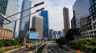 Suasana lalu lintas jalan protokol di kawasan Sudirman, Jakarta, Senin (8/4/2024). [Suara.com/Alfian Winanto]