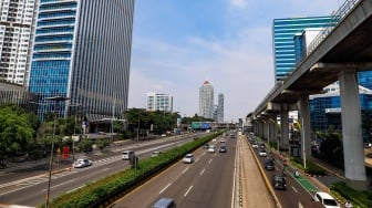 Suasana lalu lintas jalan protokol di kawasan Gatot Subroto, Jakarta, Senin (8/4/2024). [Suara.com/Alfian Winanto]